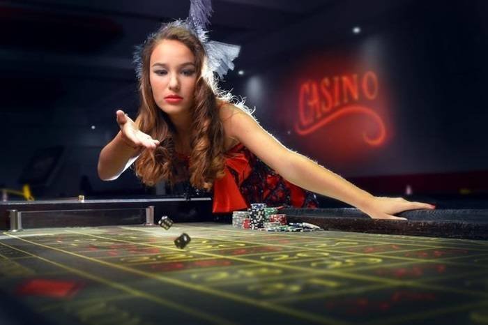 Layar permainan Dream Catcher di aplikasi mobile maniakslot dengan roda putar dan opsi taruhan